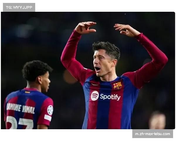 传统9号位球员向全能型发展 莱万转型成功案例